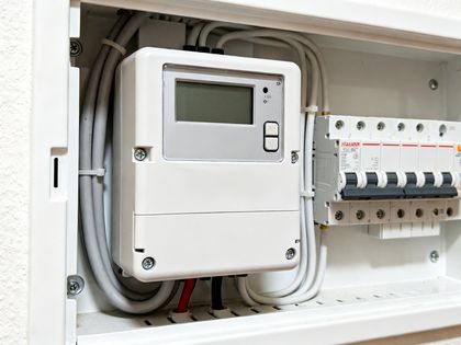 Digitaler Stromzähler im Zählerschrank eines Wohnhauses